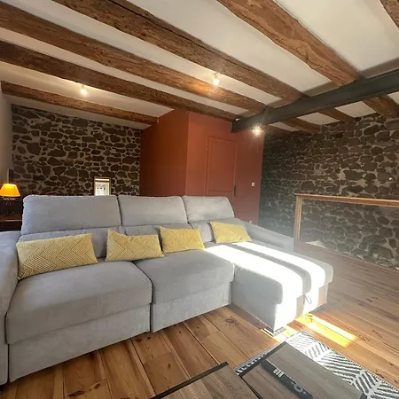 Avec Vue Imprenable, Au Pied Du Rocher