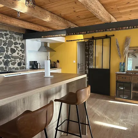 Avec Vue Imprenable, Au Pied Du Rocher *